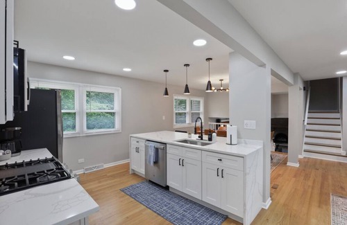 Darien Maison | Divine - 3 King Beds!