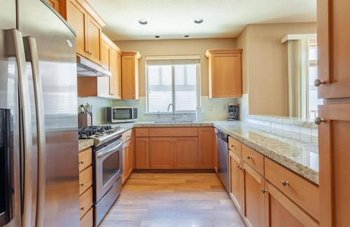 North Bethany Maison | Divine Bethany 2BR w/Pool, nr Brewery, Garden & Golf, by Blueground