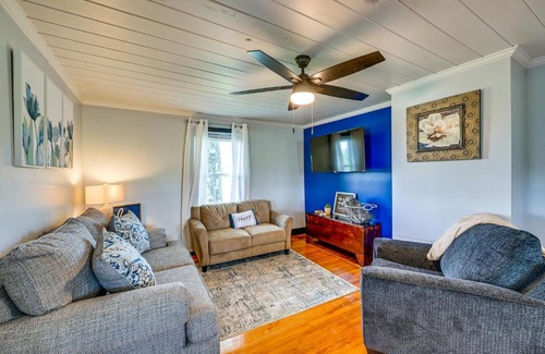 Elkin Maison | Dobson Farmhouse with Scenic Porch - Near Vineyards!
