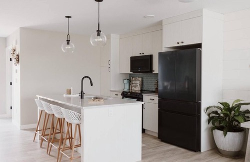 Sylvan Lake Maison | Dock 98 relaxing beachy townhouse in beautiful sylvan lake w/hot tub