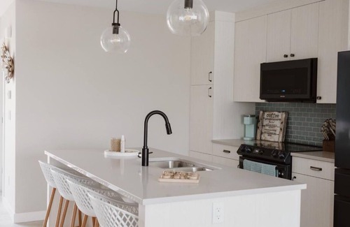 Sylvan Lake Maison | Dock 98 relaxing beachy townhouse in beautiful sylvan lake w/hot tub