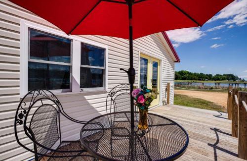 Avenue Maison | Dock Access Waterfront Cottage in Avenue!