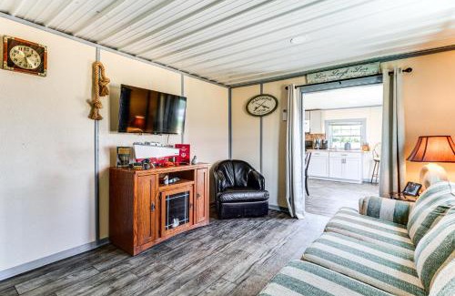 Avenue Maison | Dock Access Waterfront Cottage in Avenue!