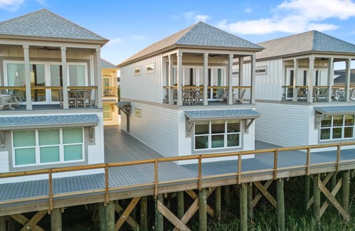 Georgetown Maison | Dock and Dwell at the Winyah Bay Club, Pool, Outdoor Lounge/Grill and Boat Slip included!