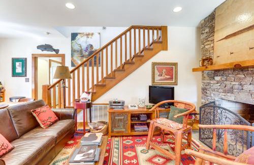 Argo Maison | Dock, Canoe and Patio Lakeside Cottage in Alabama