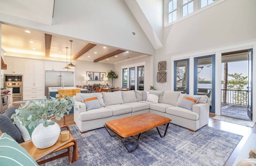 Wise Maison | Dock Holiday | Magnificent Main Lake Views | Hot Tub!