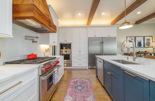 Wise Maison | Dock Holiday | Magnificent Main Lake Views | Hot Tub!