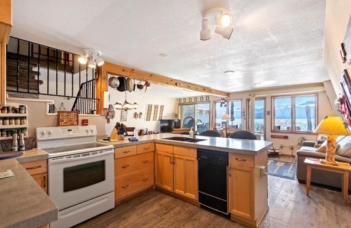 Bayview Maison | Dock's End Floating Home