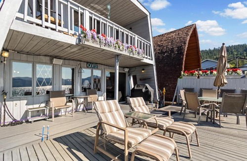 Bayview Maison | Dock's End Floating Home