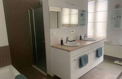 Ghent Lit Et Petit-Déjeuner | Dock Suites. Two bedroom gueststay with private bathroom and speed wifi.