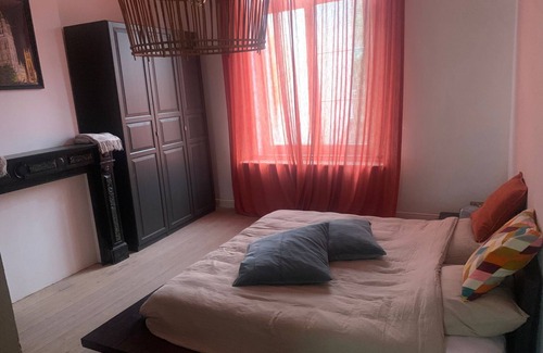 Ghent Lit Et Petit-Déjeuner | Dock Suites. Two bedroom gueststay with private bathroom and speed wifi.