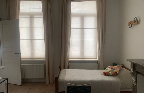 Ghent Lit Et Petit-Déjeuner | Dock Suites. Two bedroom gueststay with private bathroom and speed wifi.