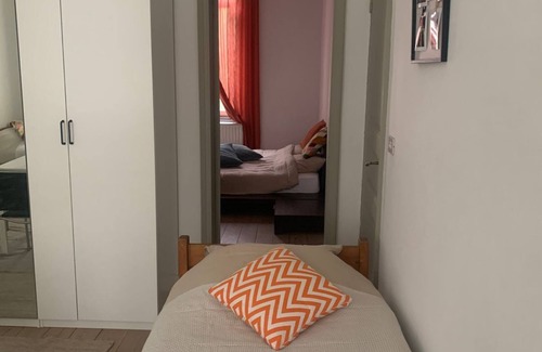 Ghent Lit Et Petit-Déjeuner | Dock Suites. Two bedroom gueststay with private bathroom and speed wifi.