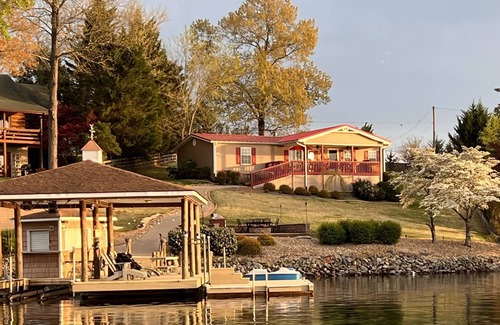 Moneta Maison | Dockside Daze-Prime Waterfront Loc w/ Amazing View, Firepit, Tiki Bar, Lrg Dock