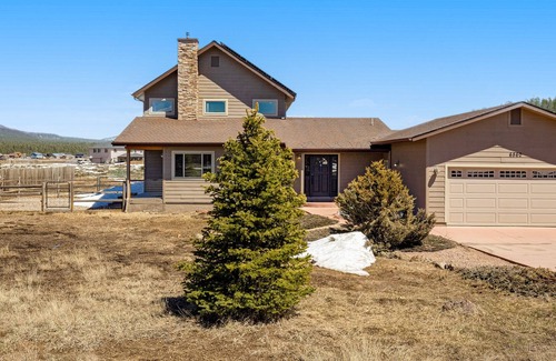 Fort Valley Maison | Dog-friendly 2-story home with mtn views, private hot tub, deck, fireplace, W/D