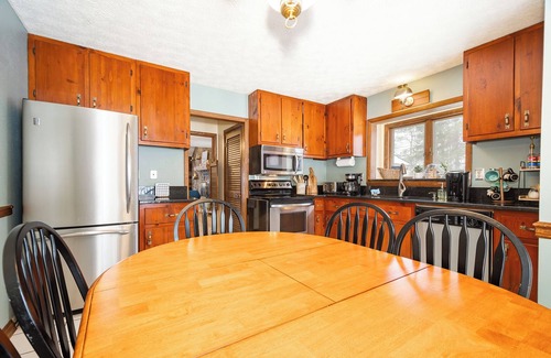Oakland Cabine | Wonderful 3-bedroom cabin with hot tub, king bed and firepit in Oakland
