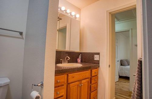 Lamar Heights Area Maison | Dog Friendly 4BR2B Movie Area Denver Boulder