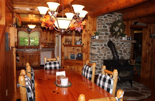 Brownfield Cabine | Dog-Friendly 5 Bedroom Log Cabin with Hot Tub in the Heart of Southern Maine