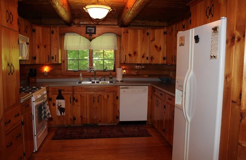 Brownfield Cabine | Dog-Friendly 5 Bedroom Log Cabin with Hot Tub in the Heart of Southern Maine