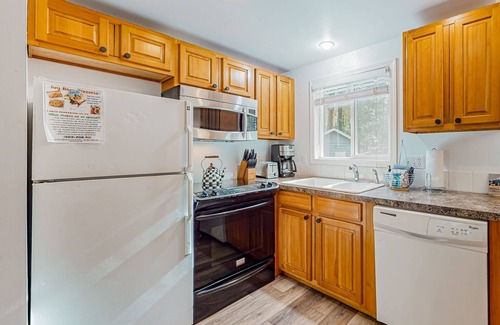 Marmot Cabine | Dog-friendly A-frame near the river with game room, firepit, wood stove, & grill