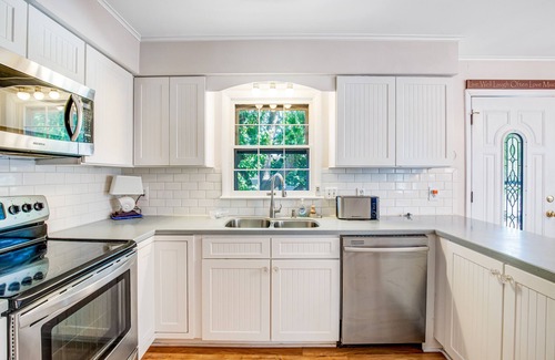 Caine Woods Cottage | NOUVELLE LISTE! Dog-friendly, chalet de plage w / cuisine mise à jour et douche extérieure