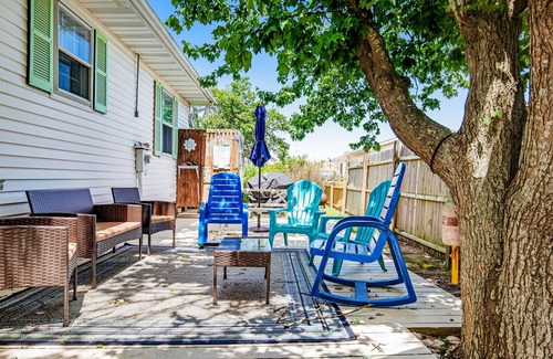 Caine Woods Cottage | NOUVELLE LISTE! Dog-friendly, chalet de plage w / cuisine mise à jour et douche extérieure