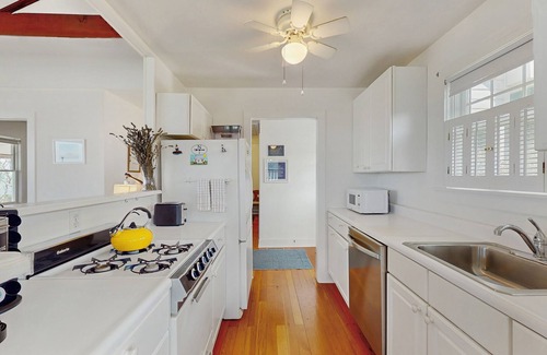 Town of Southold Town Maison | Dog-Friendly Beachfront Home w/Deck, Free WiFi, Ocean Views, & Wood Fireplace