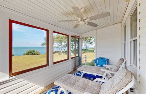 Town of Southold Town Maison | Dog-Friendly Beachfront Home w/Deck, Free WiFi, Ocean Views, & Wood Fireplace
