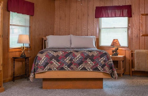 Triumph Cabine | Dog Friendly Cabin Near Starved Rock State Park