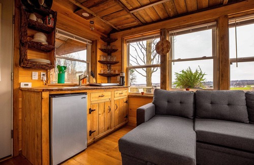 Franklin Springs Appartement | Dog-friendly cabin with deck plus access to a hot tub, game room, & gym