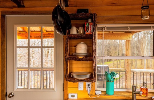 Franklin Springs Appartement | Dog-friendly cabin with deck plus access to a hot tub, game room, & gym