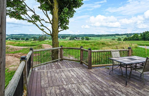 Franklin Springs Appartement | Dog-friendly cabin with deck plus access to a hot tub, game room, & gym
