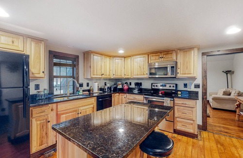 Rogers Cabine | Dog-friendly cabin with washer/dryer & partial AC - near marina