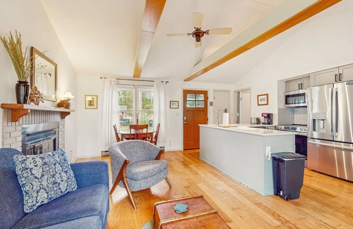 Lakeside Maison | Dog-friendly cottage with private beach, screened porch, wood fireplace & AC