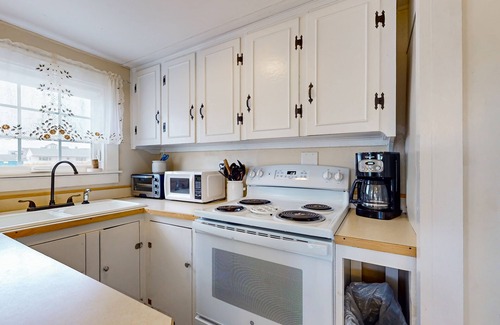 Wells Beach Cottage | Cottage chien-friendly w / incroyable coucher de soleil, en face de la plage!