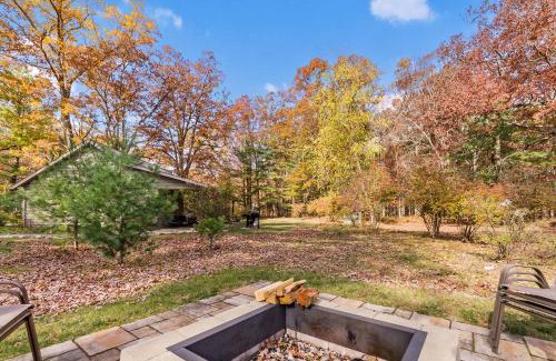 Kendall Maison | Dog-Friendly Cozy Home with Hot Tub and Lake Access