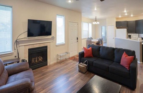 College Place Maison | Duplex avec foyer au gaz, grande cour et excellent emplacement à côté de WWU!