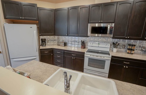 College Place Maison | Duplex avec foyer au gaz, grande cour et excellent emplacement à côté de WWU!