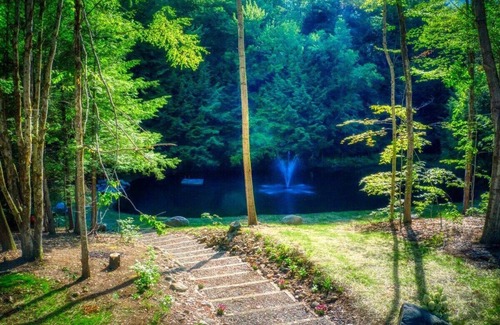 Middle Grove Location De VR | Dog-friendly glamping near Saratoga with electricity, comfy beds, and access to trails and pond.