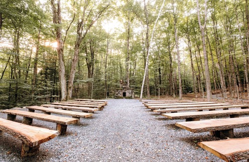 Middle Grove Location De VR | Dog-friendly glamping near Saratoga with electricity, comfy beds, and access to trails and pond.