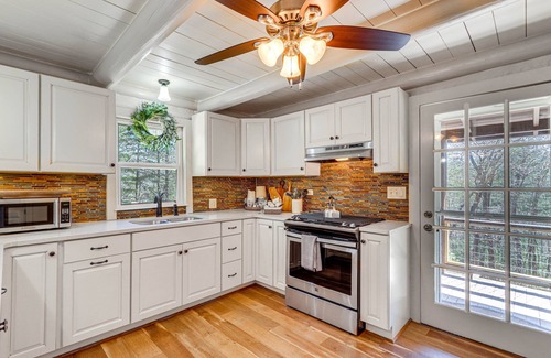 Hiawassee Cabine | Dog-Friendly Hiawassee Cabin w/ Decks & Fire Pit!