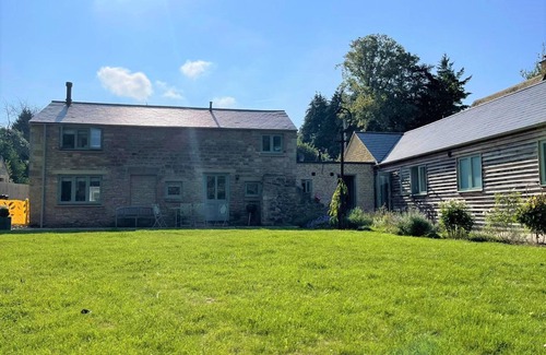Rendcomb Cottage | Dog friendly holiday cottage with garden in the Cotswolds - Honeystone Cottage
