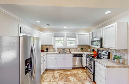 Lancaster Maison | Dog friendly home on Cedar Pines Lake/close to downtown Lancaster