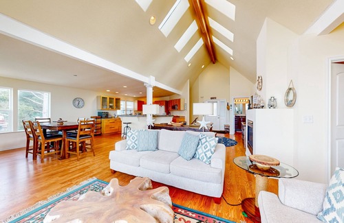 Lincoln City Maison | Dog-friendly home with beautiful ocean view, game room & easy beach access