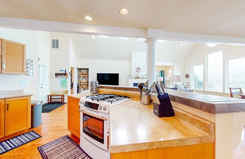 Lincoln City Maison | Dog-friendly home with beautiful ocean view, game room & easy beach access