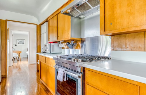 First Addition Maison | Dog-Friendly Home w/Fast WiFi, Full Kitchen, Gas Fireplace, Private Washer/Dryer