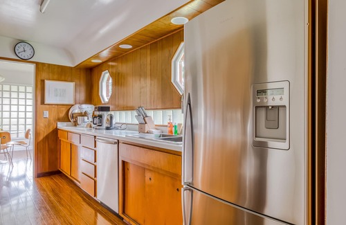 First Addition Maison | Dog-Friendly Home w/Fast WiFi, Full Kitchen, Gas Fireplace, Private Washer/Dryer