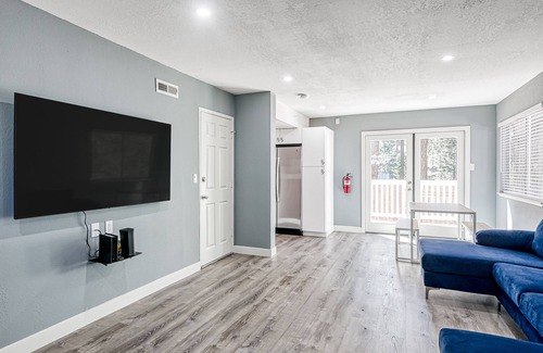 Lincoln Park Maison | Dog-Friendly Home with Fast WiFi, Private Washer/Dryer, and Enclosed Backyard