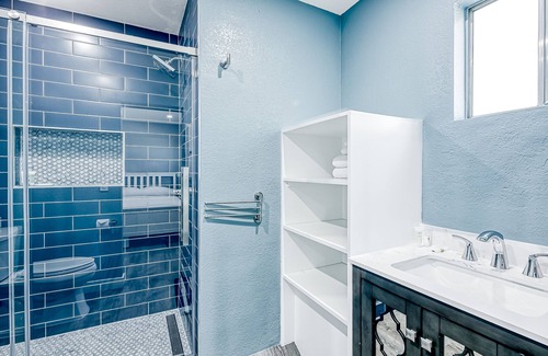 Lincoln Park Maison | Dog-Friendly Home with Fast WiFi, Private Washer/Dryer, and Enclosed Backyard