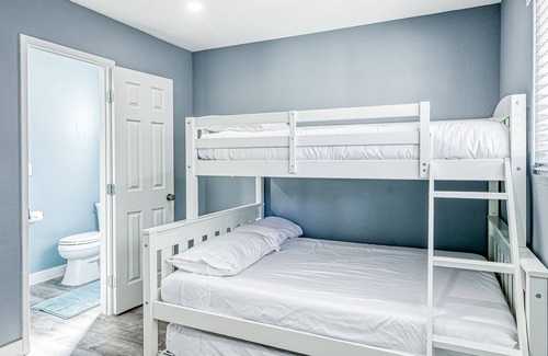 Lincoln Park Maison | Dog-Friendly Home with Fast WiFi, Private Washer/Dryer, and Enclosed Backyard